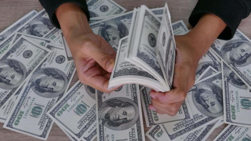 Tot mai mulți milionari în Moldova: Cel mai tânăr are doar 16 ani. De unde provin veniturile celor mai bogați cetățeni