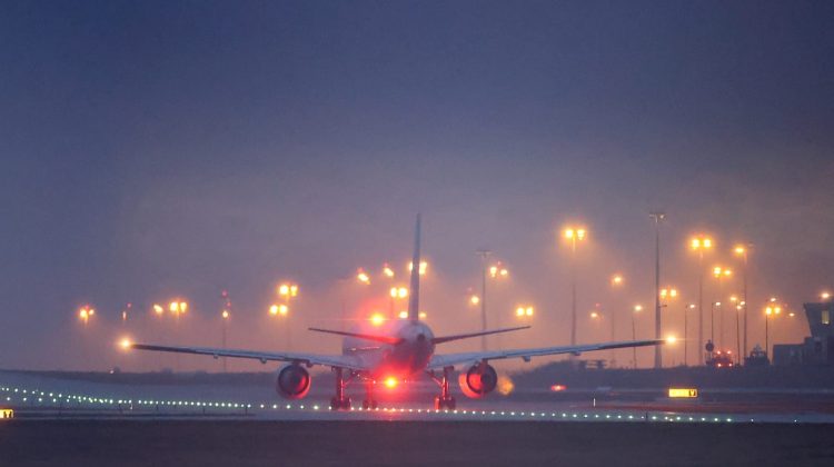Aterizare de urgență în Germania: Un avion ar fi lovit în aer o dronă