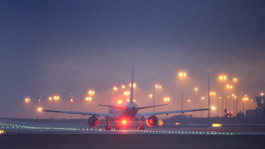 Aterizare de urgență în Germania: Un avion ar fi lovit în aer o dronă