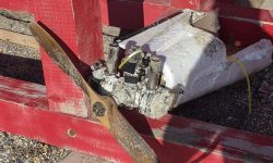 FOTO Fragmente de dronă, agăţate într-un post de salvamar, găsite la Costinești