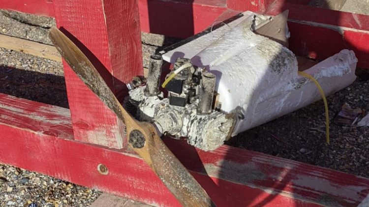 FOTO Fragmente de dronă, agăţate într-un post de salvamar, găsite la Costinești