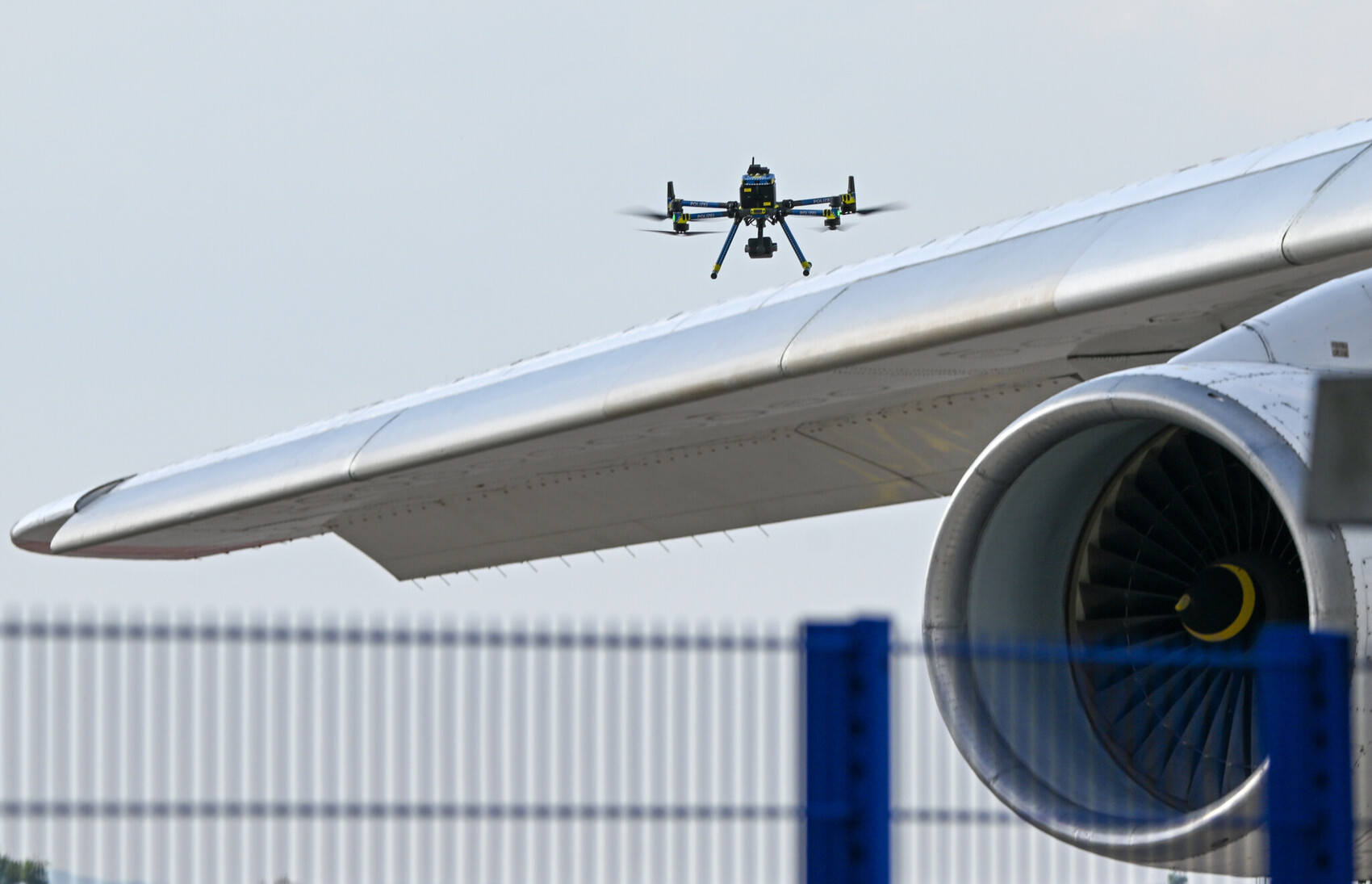 Alertă pe un aeroport din Germania: Traficul aerian, suspendat de două ori din cauza unei drone