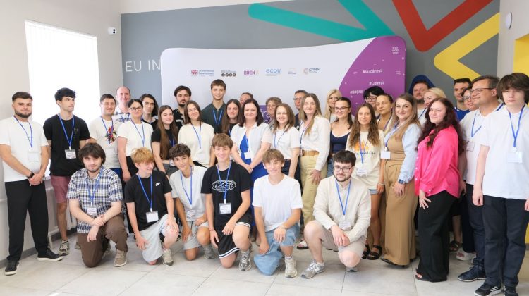 FOTO Șase echipe au transformat ideile în soluții digitale la primul Hackathon Regional