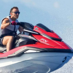 „Când Franța arde, președintele se distrează pe jet-ski”: Emmanuel Macron, criticat dur după fotografiile din vacanță