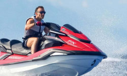 „Când Franța arde, președintele se distrează pe jet-ski”: Emmanuel Macron, criticat dur după fotografiile din vacanță