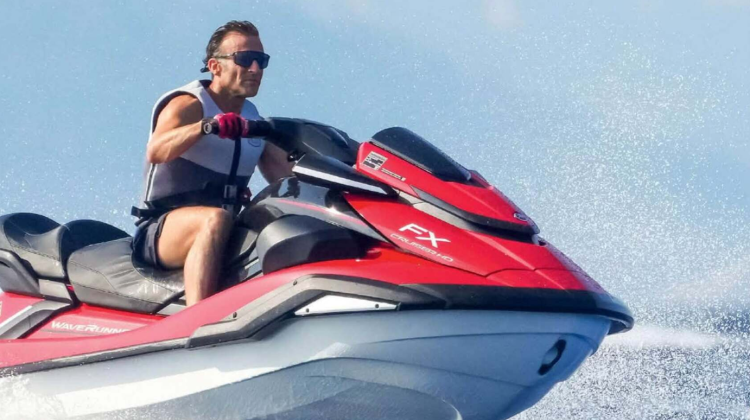 „Când Franța arde, președintele se distrează pe jet-ski”: Emmanuel Macron, criticat dur după fotografiile din vacanță