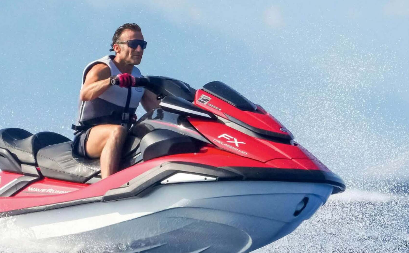 „Când Franța arde, președintele se distrează pe jet-ski”: Emmanuel Macron, criticat dur după fotografiile din vacanță
