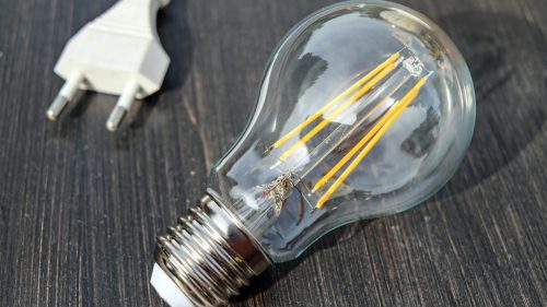 Avem suficient curent pentru sâmbătă, dar autoritățile cer economie: Energia disponibilă pe piețe rămâne scumpă