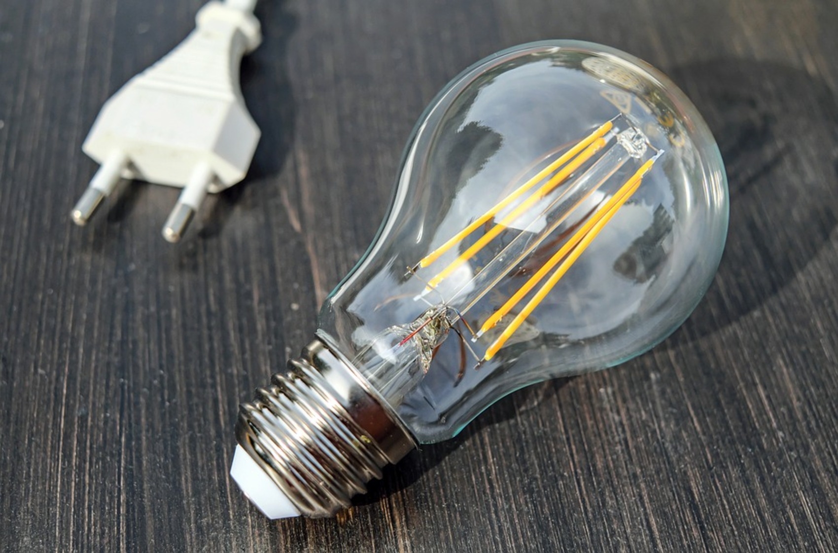 Avem suficient curent pentru sâmbătă, dar autoritățile cer economie: Energia disponibilă pe piețe rămâne scumpă