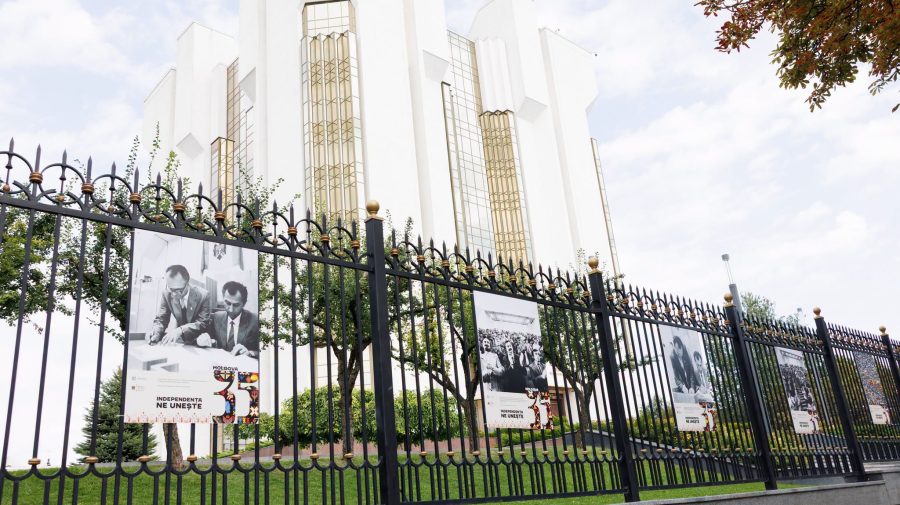 FOTO Expoziție fotografică dedicată zilei istorice de 27 august 1991, inaugurată la Președinție