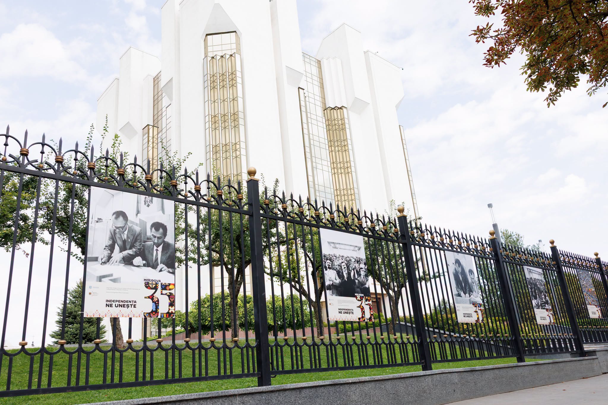 FOTO Expoziție fotografică dedicată zilei istorice de 27 august 1991, inaugurată la Președinție