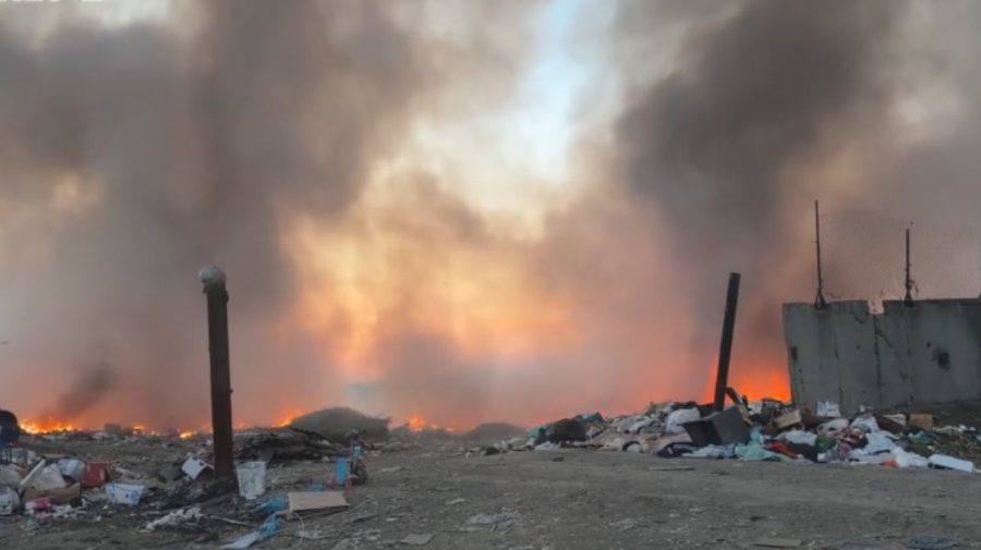 Incendiu la gunoiștea din Căușeni. Un nor dens de fum s-a ridicat deasupra orașului