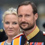 Prințul care a vrut să fie cât mai departe de casă ajunge pe tron. Cine este Haakon, noul rege al Norvegiei