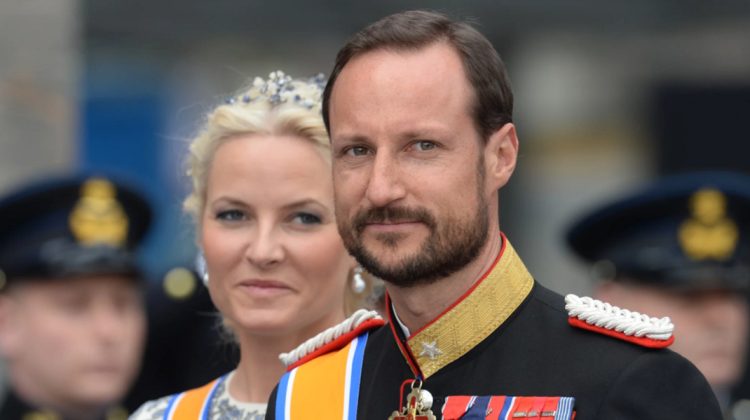 Prințul care a vrut să fie cât mai departe de casă ajunge pe tron. Cine este Haakon, noul rege al Norvegiei