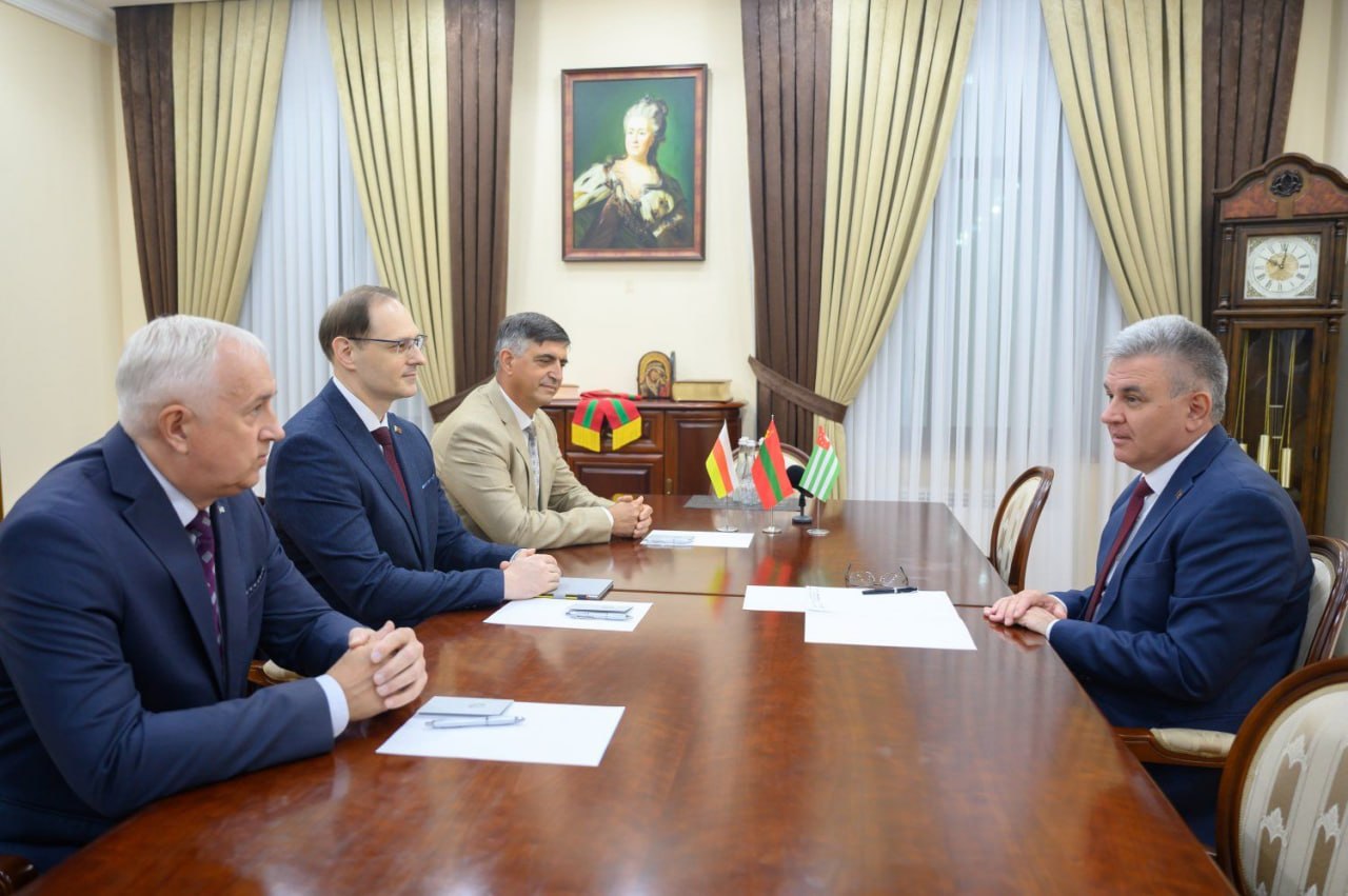 Krasnoselski se laudă că l-a primit din nou pe Iankovski la Tiraspol. Cu el a venit și un pretins diplomat abhaz