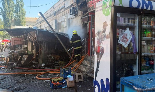 FOTO Incendiul de la Piața Centrală a fost lichidat: O suprafață de circa 35 de metri pătrați, distrusă