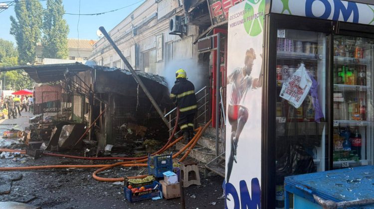 FOTO Incendiul de la Piața Centrală a fost lichidat: O suprafață de circa 35 de metri pătrați, distrusă