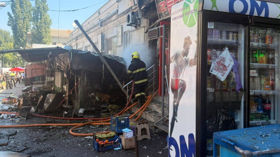 FOTO Incendiul de la Piața Centrală a fost lichidat: O suprafață de circa 35 de metri pătrați, distrusă