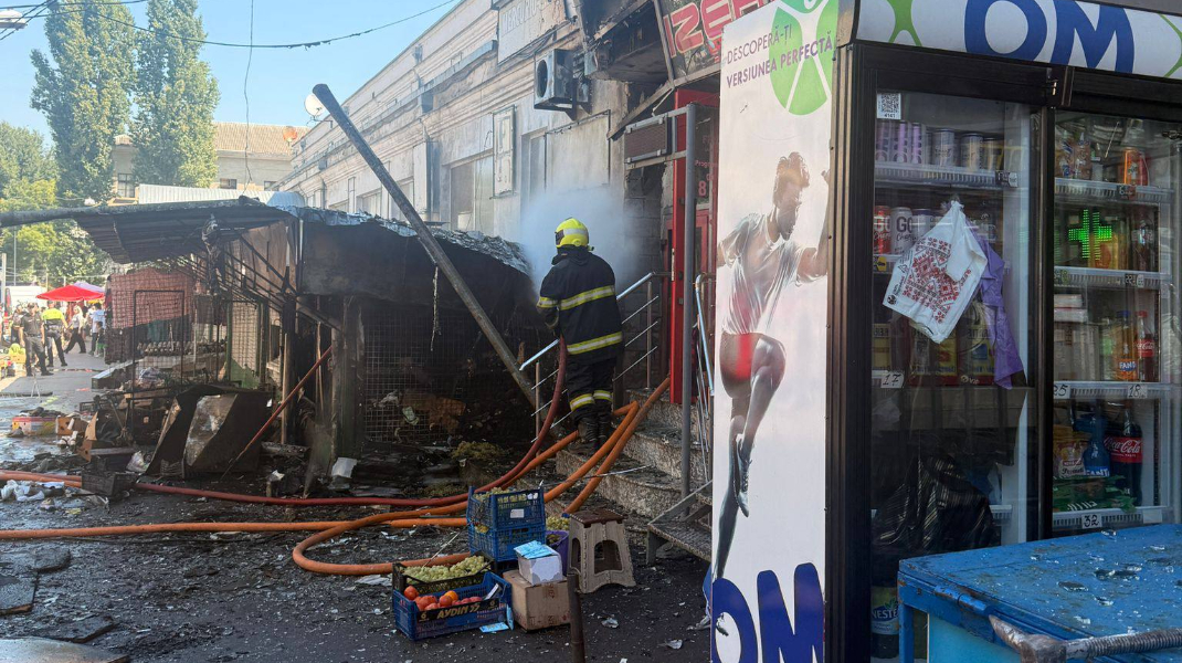 FOTO Incendiul de la Piața Centrală a fost lichidat: O suprafață de circa 35 de metri pătrați, distrusă