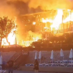 VIDEO Incendiu puternic într-o stațiune din Bulgaria. Turiștii din mai multe hoteluri, evacuați