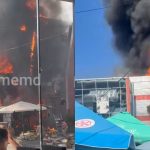 VIDEO Fum dens și flăcări puternice la Piața Centrală. Pompierii luptă cu incendiul