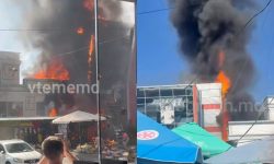VIDEO Fum dens și flăcări puternice la Piața Centrală. Pompierii luptă cu incendiul