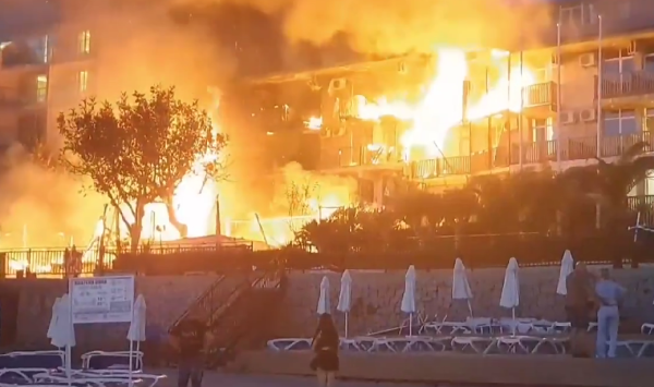 VIDEO Incendiu puternic într-o stațiune din Bulgaria. Turiștii din mai multe hoteluri, evacuați