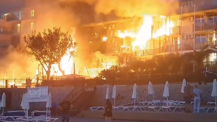 VIDEO Incendiu puternic într-o stațiune din Bulgaria. Turiștii din mai multe hoteluri, evacuați