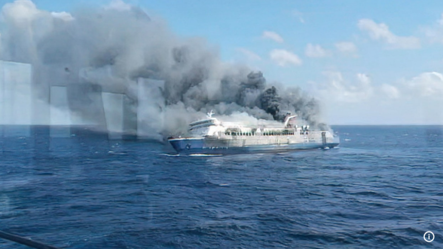 VIDEO Cel puțin cinci persoane au murit, iar alte 41 sunt date dispărute după ce un feribot a luat foc în Indonezia