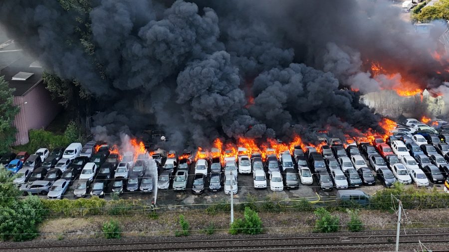 Incendiu puternic în apropiere de Paris. Două piste ale aeroportului Charles de Gaulle au fost închise
