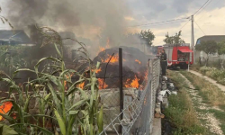 Incendiu provocat de un fulger, în raionul Drochia. 150 de baloți de paie au ars