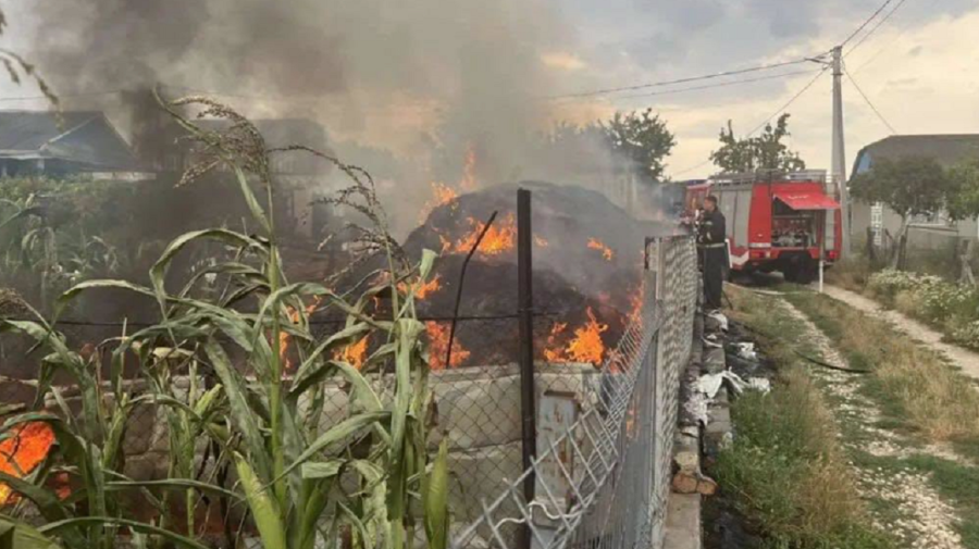 Incendiu provocat de un fulger, în raionul Drochia. 150 de baloți de paie au ars