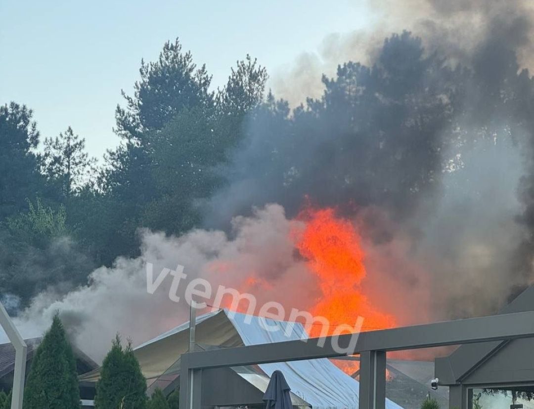 Incendiu la un local pentru evenimente din Tohatin. Focul ar fi izbucnit de la un scurtcircuit
