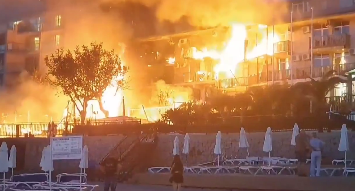 VIDEO Incendiu puternic într-o stațiune din Bulgaria. Turiștii din mai multe hoteluri, evacuați