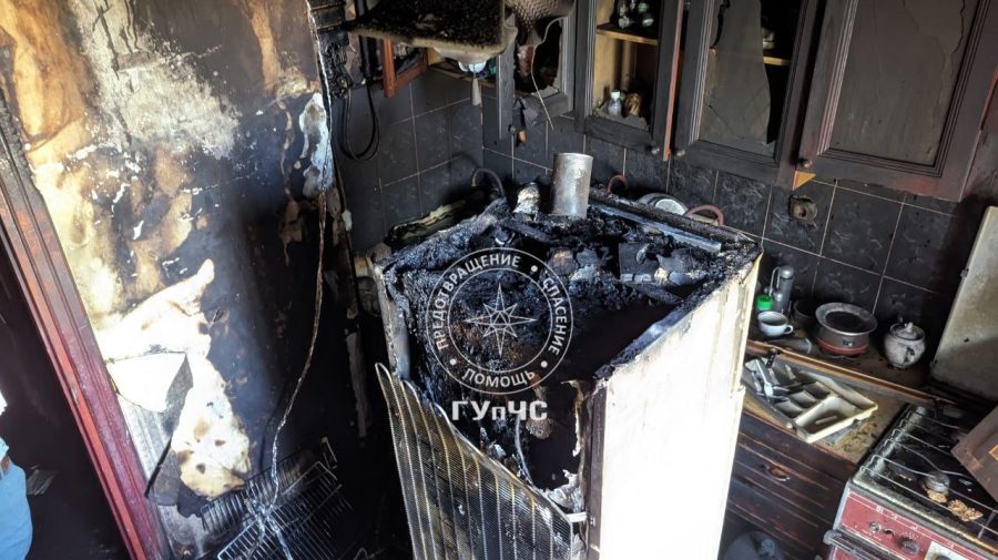 FOTO Bărbat, internat în reanimare după ce apartamentul i-a fost cuprins de flăcări. Nu a mai rămas nimic din bucătărie
