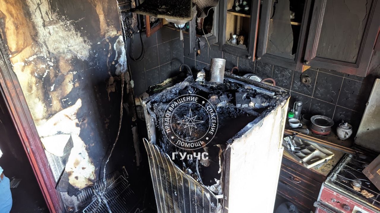 FOTO Bărbat, internat în reanimare după ce apartamentul i-a fost cuprins de flăcări. Nu a mai rămas nimic din bucătărie