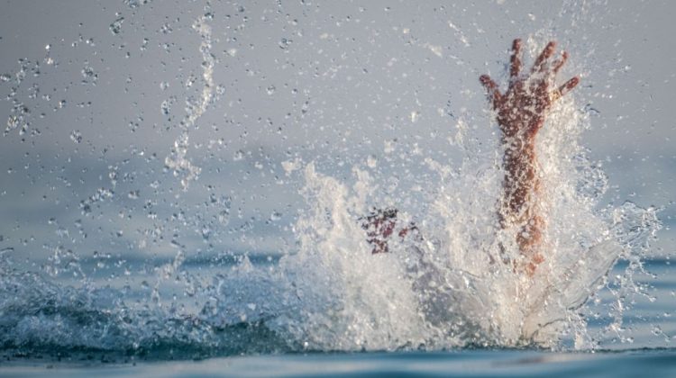 Un adolescent din Moldova, la un pas de înec în Prut. A fost salvat de polițiștii de frontieră români