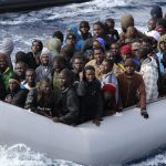 Un nou val de migranți spre Italia? Zeci de mii de persoane ar putea fi transferate în baza noilor reguli UE