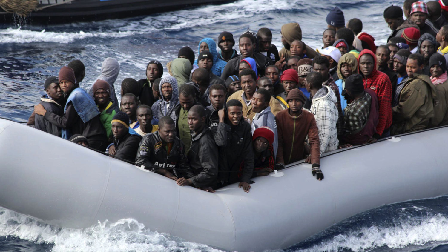Un nou val de migranți spre Italia? Zeci de mii de persoane ar putea fi transferate în baza noilor reguli UE
