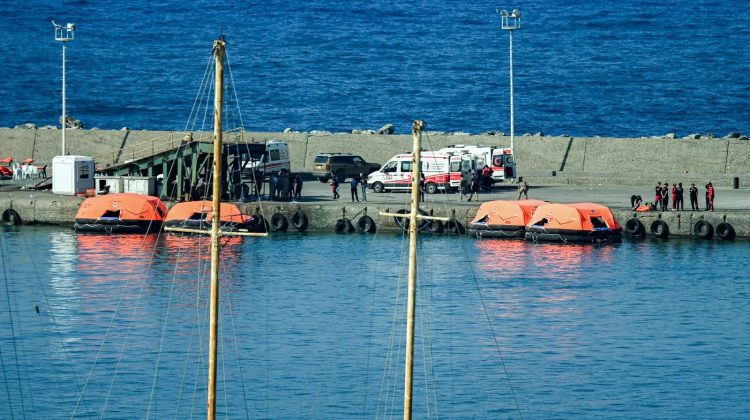 20 de persoane sunt încă căutate, după naufragiul de pe coasta Ciprului de Nord. Corabia este la 500 de metri sub apă