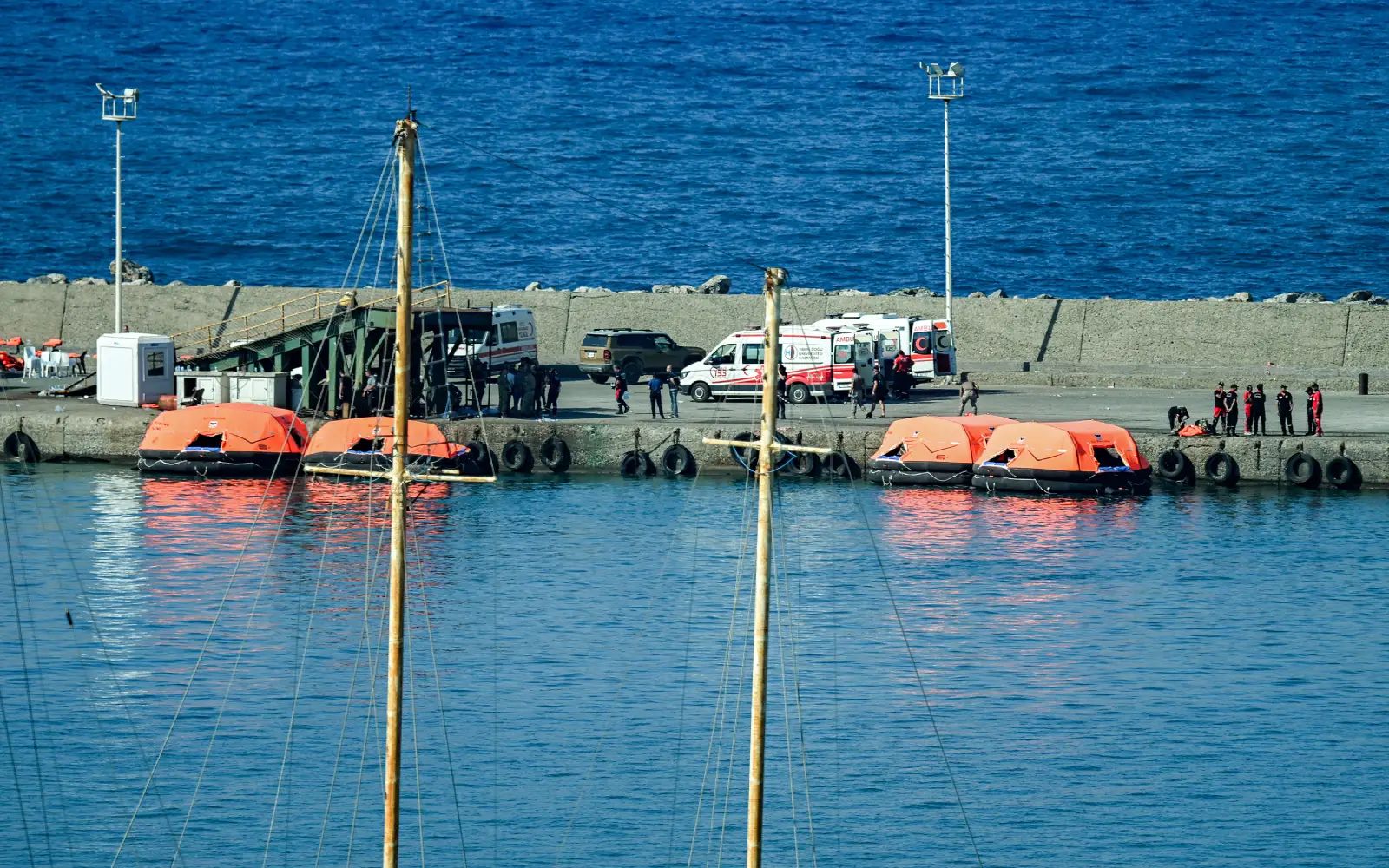 20 de persoane sunt încă căutate, după naufragiul de pe coasta Ciprului de Nord. Corabia este la 500 de metri sub apă