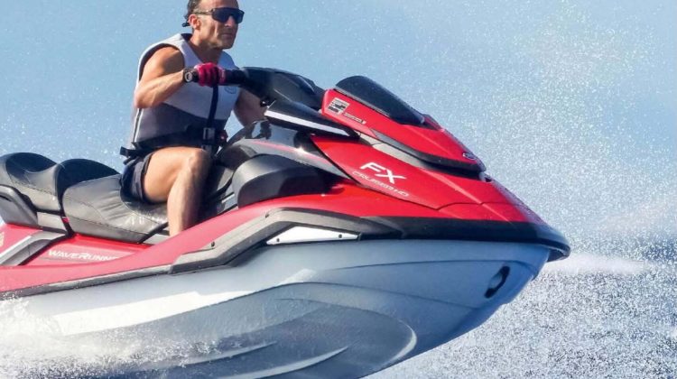 „Când Franța arde, președintele se distrează pe skijet”: Emmanuel Macron, criticat dur după fotografiile din vacanță