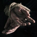 Bărbat, legat de stâlp de un pensionar. Motivul pentru care a fost „pedepsit”
