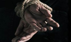 Bărbat, legat de stâlp de un pensionar. Motivul pentru care a fost „pedepsit”
