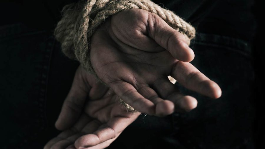 Bărbat, legat de stâlp de un pensionar. Motivul pentru care a fost „pedepsit”