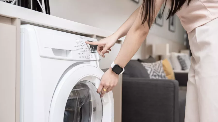 Mașinile de spălat și boilerele, folosite după-amiaza, nu seara! Energocom cere economii de energie