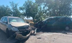 Două mașini s-au lovit grav la Tiraspol. O femeie și un copil, răniți: Una dintre victime, în reanimare