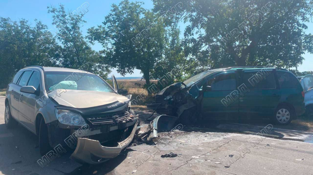 Două mașini s-au lovit grav la Tiraspol. O femeie și un copil, răniți: Una dintre victime, în reanimare