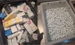 „A adus farmacia” cu ea! Aproape 1.400 de medicamente și suplimente, găsite în bagajul unei femei