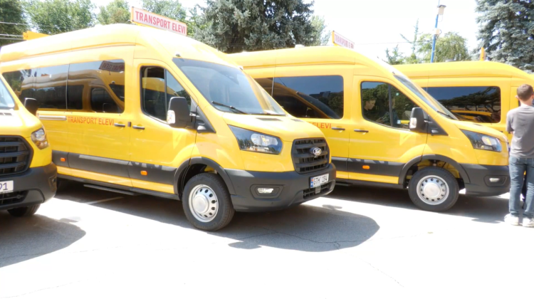 Microbuze noi pentru elevii din Moldova: 60 de milioane de lei pentru transportul copiilor la școlile reorganizate